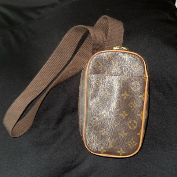 Louis Vuitton belt/bum bag.  Wear across the front of the body or the waist. - Picture 1 of 4